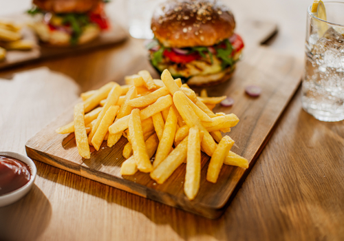 Burger Halloumi z frytkami
