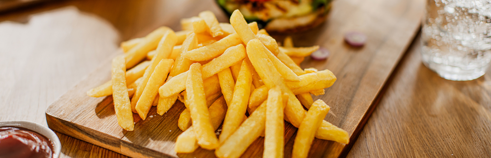 Burger Halloumi z frytkami
